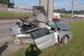 carro-colide-com-poste-e-deixa-um-morto-na-rodovia-raposo-tavares-em-vargem-grande-paulista