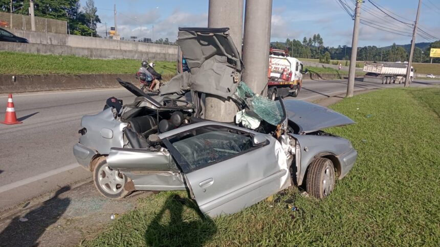 carro-colide-com-poste-e-deixa-um-morto-na-rodovia-raposo-tavares-em-vargem-grande-paulista