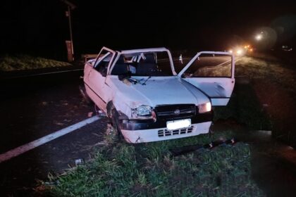 carro-colide-com-defensa,-capota-e-deixa-um-morto-na-sp-310-em-taquaritinga