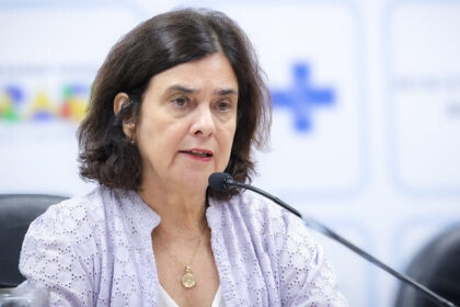 ‘covid-19-segue-um-problema-de-saude-publica’,-diz-ministra-ao-anunciar-memorial-da-pandemia