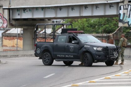 homem-que-sequestrou-onibus-no-rio-se-entrega-a-policia;-refens-sao-liberados