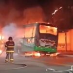 video:-criminosos-incendeiam-onibus-em-santos,-litoral-de-sao-paulo,-no-bairro-areia-branco