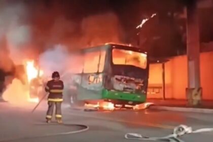 video:-criminosos-incendeiam-onibus-em-santos,-litoral-de-sao-paulo,-no-bairro-areia-branco