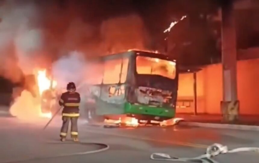 video:-criminosos-incendeiam-onibus-em-santos,-litoral-de-sao-paulo,-no-bairro-areia-branco