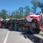 acidente-com-carreta-interdita-faixas-na-rodovia-fernao-dias-em-cambui