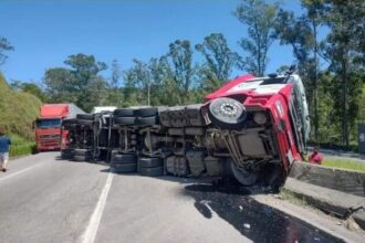 acidente-com-carreta-interdita-faixas-na-rodovia-fernao-dias-em-cambui