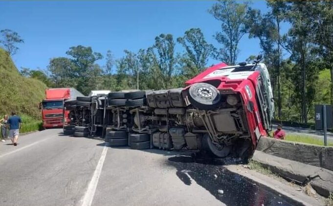 acidente-com-carreta-interdita-faixas-na-rodovia-fernao-dias-em-cambui