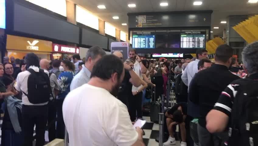 passageiros-lotam-guiches-do-aeroporto-de-guarulhos-apos-funcionamento-ser-restabelecido