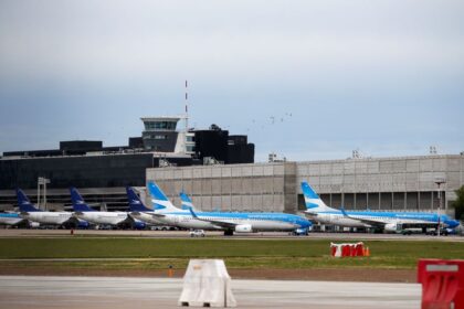 pilotos-e-tripulantes-das-aerolineas-argentinas-anunciam-greve-na-semana-santa