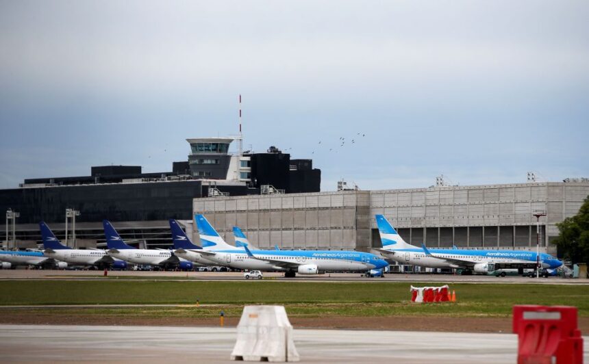 pilotos-e-tripulantes-das-aerolineas-argentinas-anunciam-greve-na-semana-santa