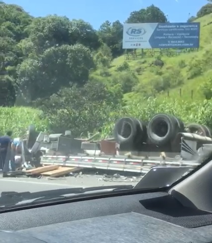 caminhao-tomba-e-deixa-um-morto-na-rodovia-fernao-dias-em-mairipora