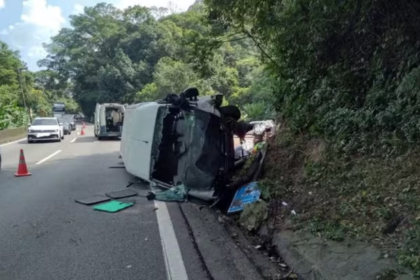 acidente-de-van-deixa-pelo-menos-20-feridos-no-litoral-paulista