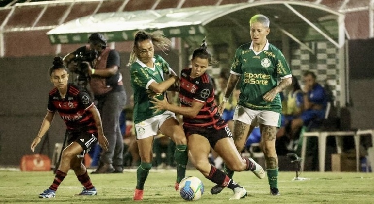 palmeiras-faz-bonito-e-vence-flamengo-na-estreia-do-brasileiro-feminino