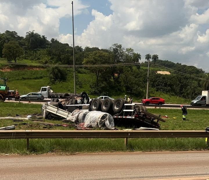 caminhao-capota-e-deixa-o-transito-lento-na-rodovia-fernao-dias-em-betim