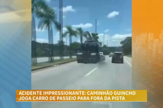 carro-e-jogado-para-fora-da-pista-apos-acidente-provocado-por-discussao-de-transito-em-mg