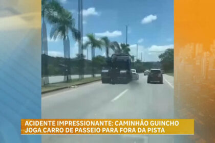 carro-e-jogado-para-fora-da-pista-apos-acidente-provocado-por-discussao-de-transito-em-mg