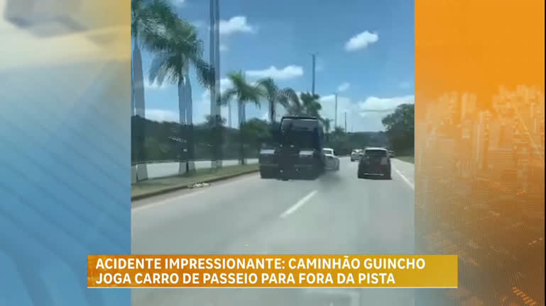 carro-e-jogado-para-fora-da-pista-apos-acidente-provocado-por-discussao-de-transito-em-mg