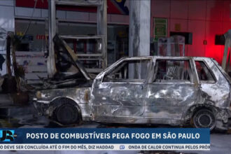 motorista-ateia-fogo-no-proprio-veiculo-apos-bater-em-bomba-de-posto-de-gasolina-em-sao-paulo