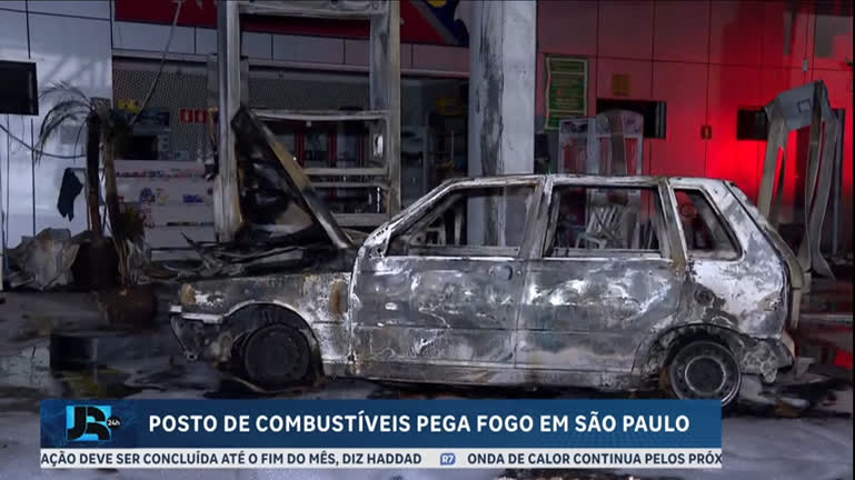 motorista-ateia-fogo-no-proprio-veiculo-apos-bater-em-bomba-de-posto-de-gasolina-em-sao-paulo