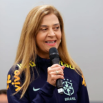 leila-pereira-na-selecao:-o-que-a-presidente-do-palmeiras-faz-como-chefe-de-delegacao?