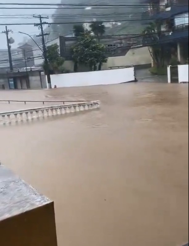 chuvas-deixam-tres-pessoas-mortas-e-duas-desaparecidas-em-petropolis-(rj)