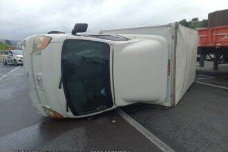 utilitaria-tomba-e-deixa-um-ferido-na-rodovia-dos-bandeirantes-em-cajamar