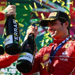 formula-1:-ferrari-faz-dobradinha-com-vitoria-de-sainz;-verstappen-abandona