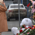 lagrimas-e-flores.-imagens-mostram-homenagens-apos-ataque-em-moscou