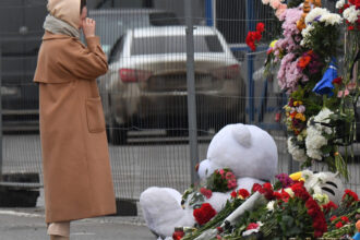 lagrimas-e-flores.-imagens-mostram-homenagens-apos-ataque-em-moscou