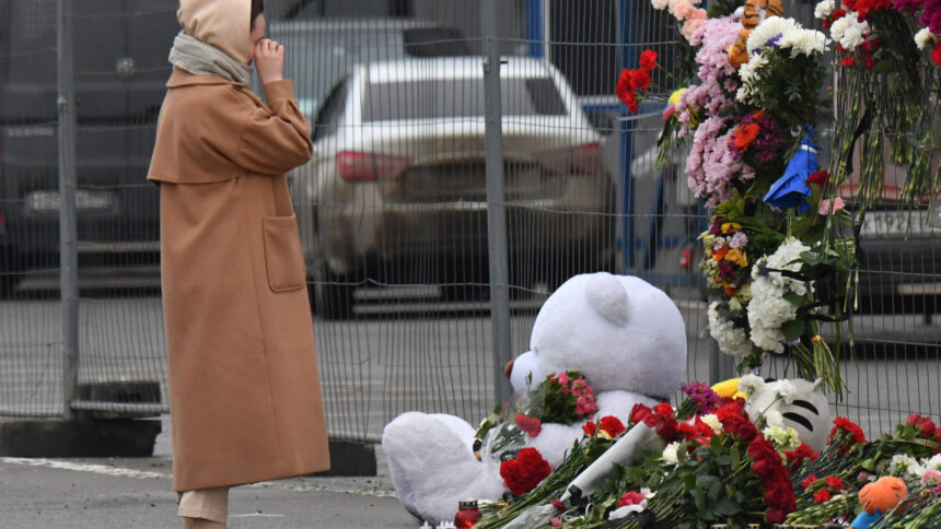 lagrimas-e-flores.-imagens-mostram-homenagens-apos-ataque-em-moscou