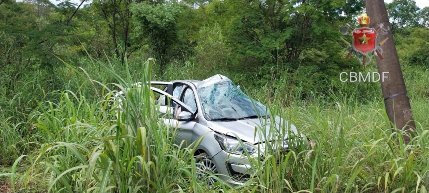 carro-colide-com-poste-no-riacho-fundo-i-e-motorista-e-conduzido-em-estado-grave-para-o-hospital