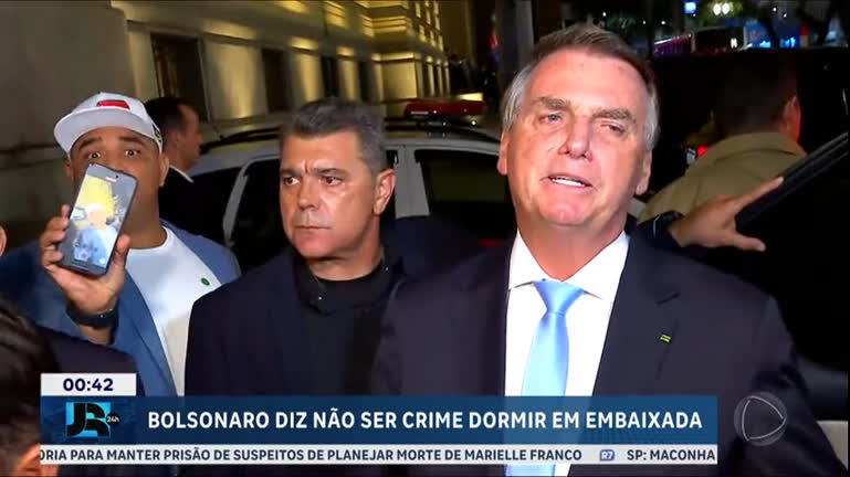 bolsonaro-responde-a-questionamentos-sobre-visita-a-embaixada-da-hungria:-‘ha-crime?’