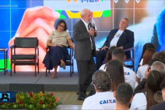 presidente-lula-entrega-primeiros-cartoes-do-programa-pe-de-meia-a-estudantes-de-baixa-renda