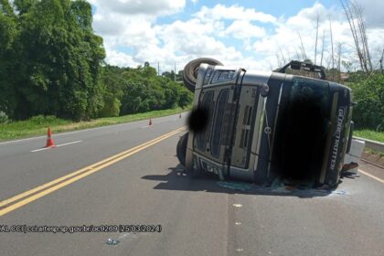 carreta-tomba-e-deixa-um-ferido-na-sp-294-em-tupa