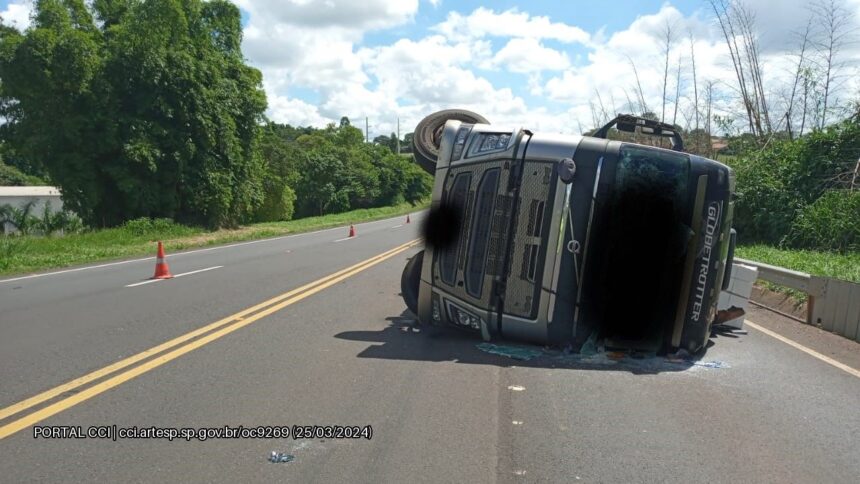 carreta-tomba-e-deixa-um-ferido-na-sp-294-em-tupa