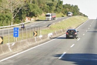 colisao-entre-caminhao-e-carreta-bloqueia-br-116-em-campina-grande-do-sul