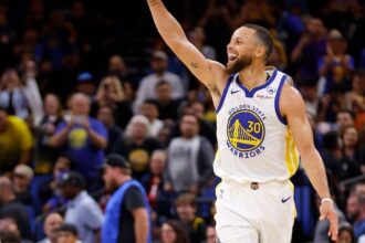 curry-chora-apos-green-ser-ejetado,-mas-lidera-warriors-a-vitoria