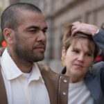 daniel-alves-ouve-protestos-na-porta-de-tribunal:-“abusador!”;-video