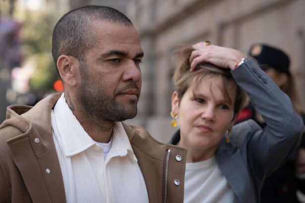 daniel-alves-ouve-protestos-na-porta-de-tribunal:-“abusador!”;-video