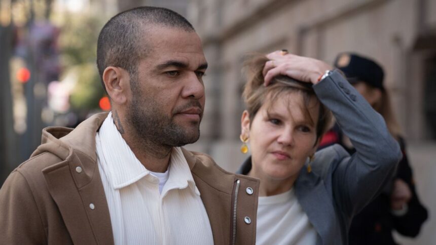 daniel-alves-ouve-protestos-na-porta-de-tribunal:-“abusador!”;-video