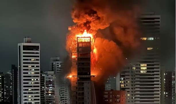 incendio-atinge-predio-em-construcao-no-recife