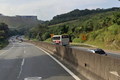 automovel-capota-e-deixa-um-ferido-na-rodovia-anhanguera-em-cajamar