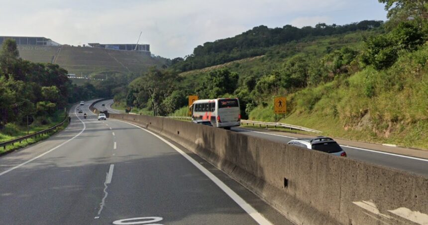 automovel-capota-e-deixa-um-ferido-na-rodovia-anhanguera-em-cajamar