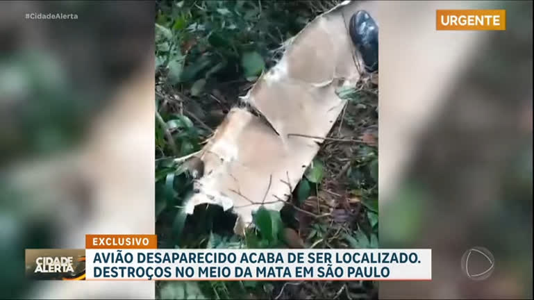 imagens-mostram-destrocos-e-chegada-do-helicoptero-aguia-no-local-da-queda-de-aviao-em-sp