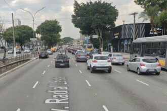 acidente-entre-carro-e-moto-deixa-mulher-ferida-na-avenida-alcantara-machado