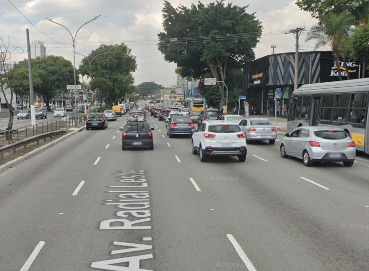 acidente-entre-carro-e-moto-deixa-mulher-ferida-na-avenida-alcantara-machado