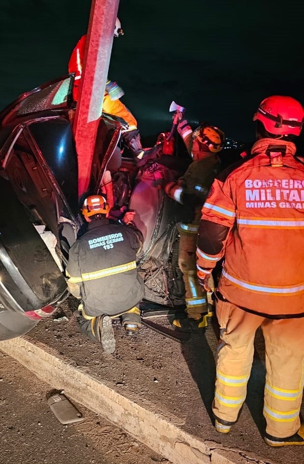 carro-colide-com-poste-e-deixa-um-morto-na-mg-010