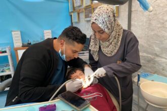 dentista-de-gaza-improvisa-tenda-para-substituir-clinica-destruida