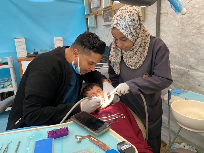 dentista-de-gaza-improvisa-tenda-para-substituir-clinica-destruida