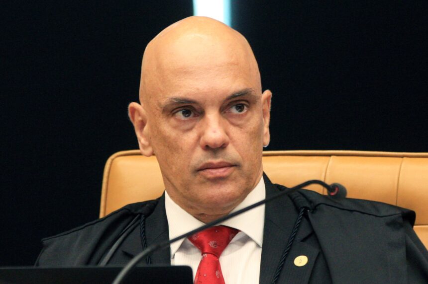 video:-moraes-e-vaiado-em-sessao-solene-na-camara-legislativa-do-df